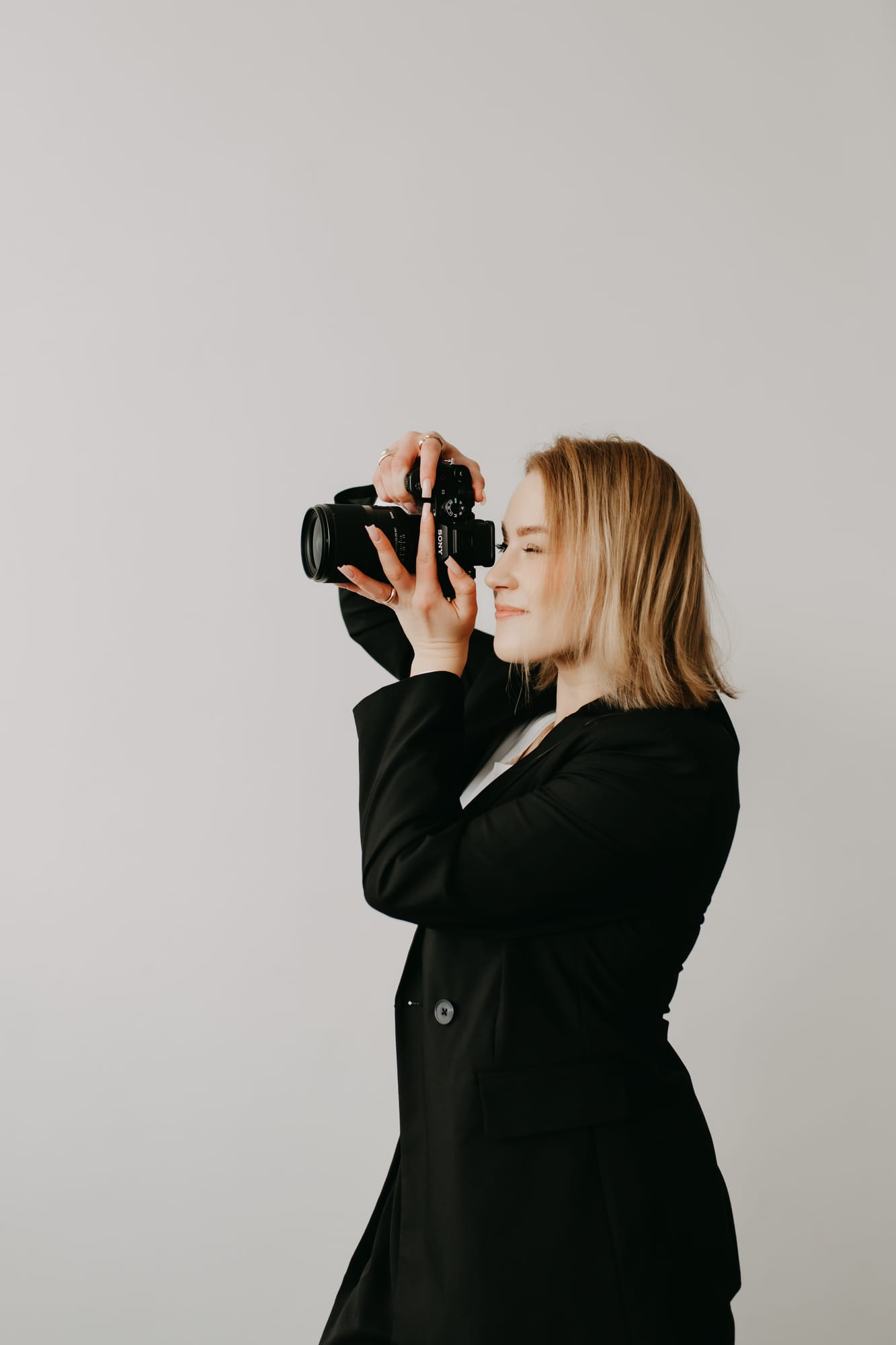 Eliška Ondruchová — fotografka za foťákem, celá postava